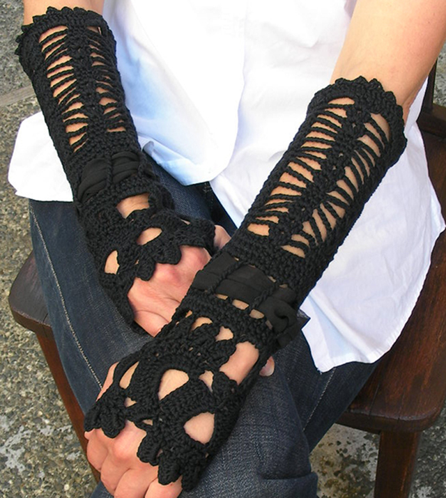 Black fingerless gloves are always stylish and cool